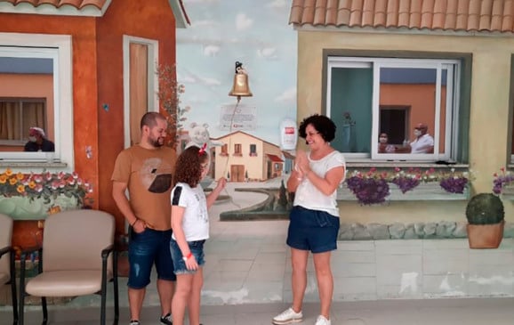 Menina de Tatuí toca sino da cura. (Foto: Divulgação)