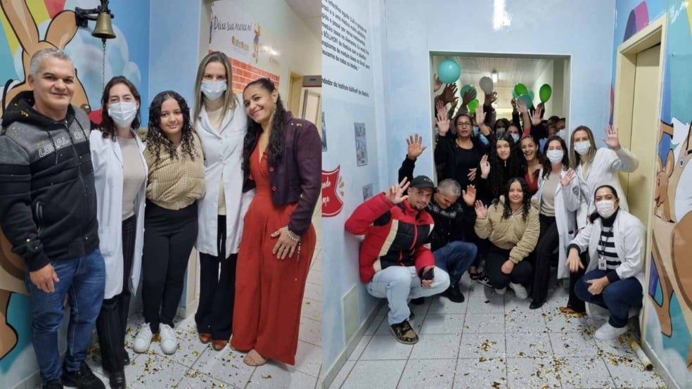 Jovem ao lado de familiares e médicos tocando o sino da vitória do Grendacc.