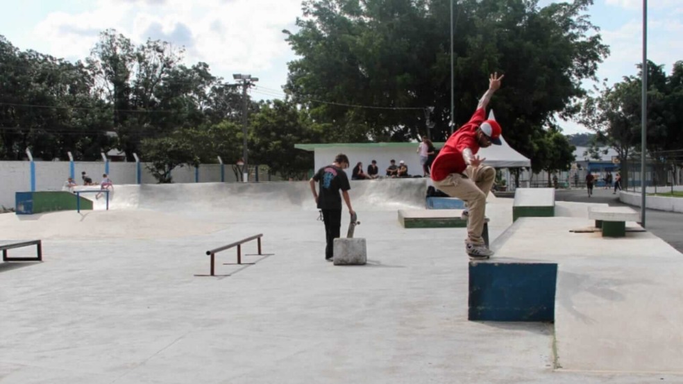 Menino andando de skate