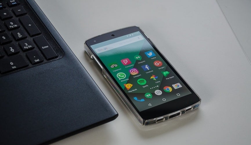 Foto de celular e notebook