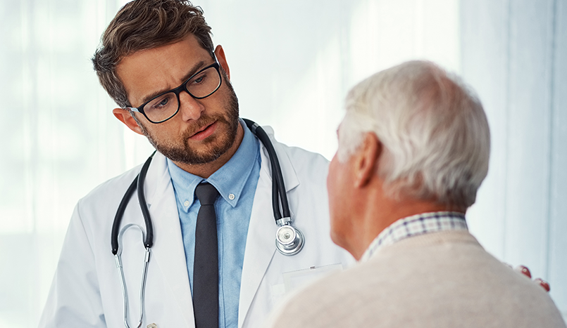 Médico atendendo homem idoso