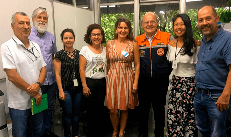 Membros representantes de Jundiaí e Instituto posam para foto