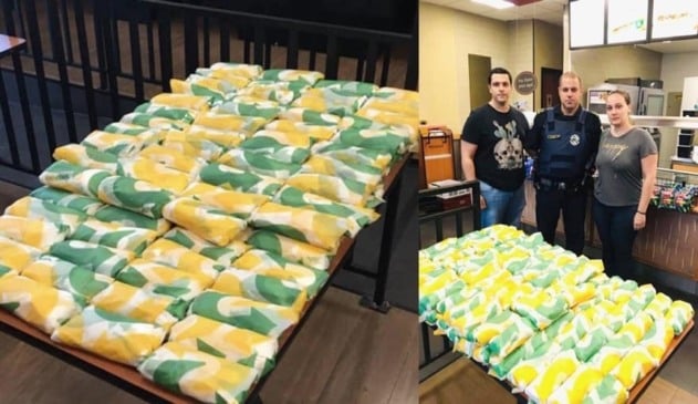 Foto de lanches em cima da mesa