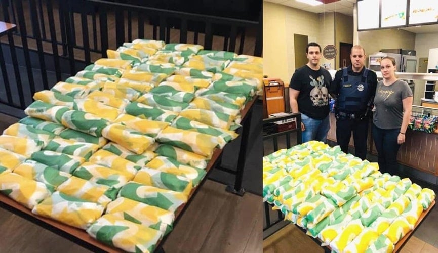 Foto de lanches em cima da mesa