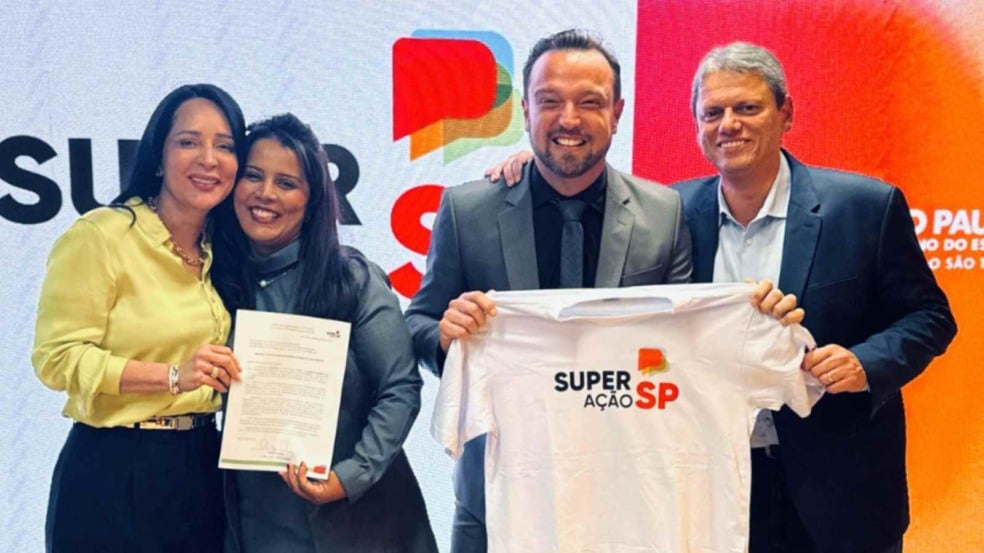 Autoridades municipais de Itupeva com autoridades estaduais de SP.