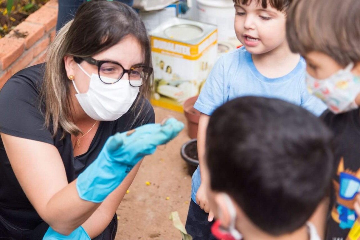 Mulher mostrar insetos para crianças