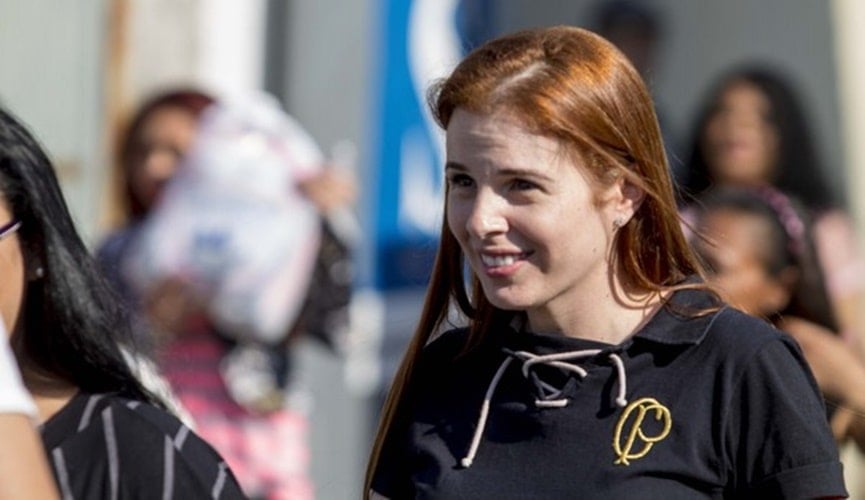 Foto de Suzane deixando a prisão em saída provisória