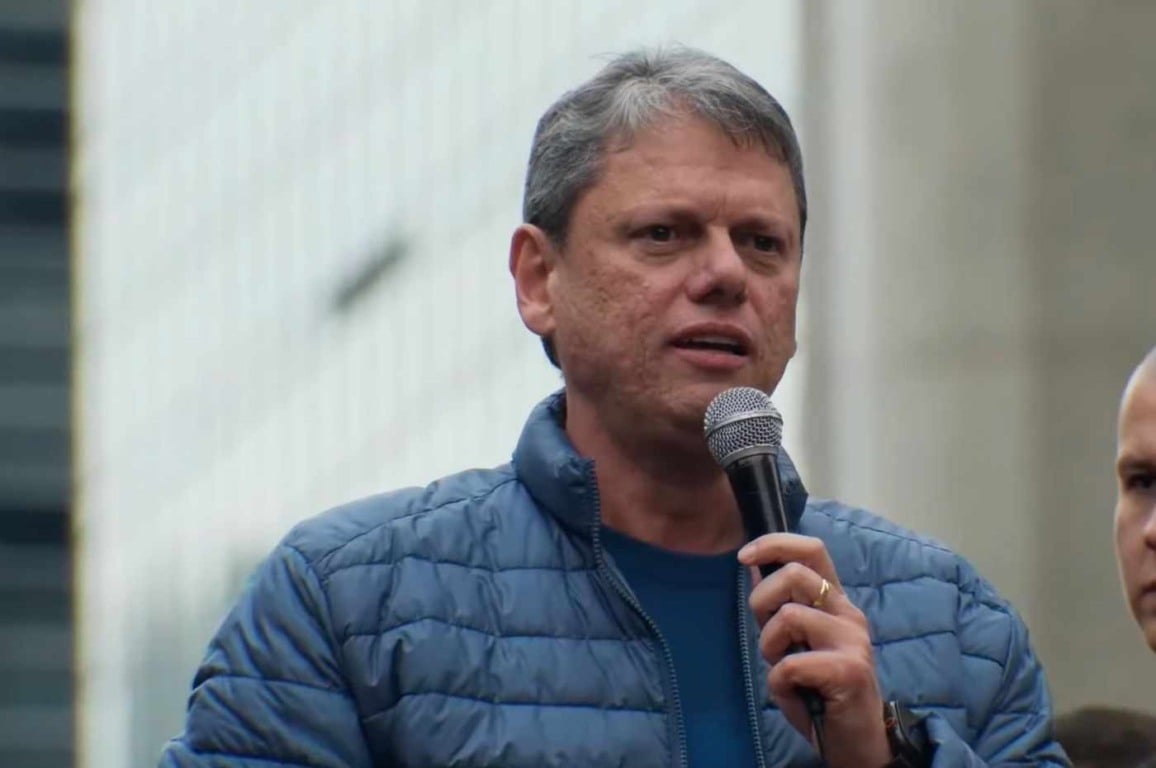 Tarcísio de Freitas discursa com microfone em manifestação na Avenida Paulista pedindo anistia para Bolsonaro