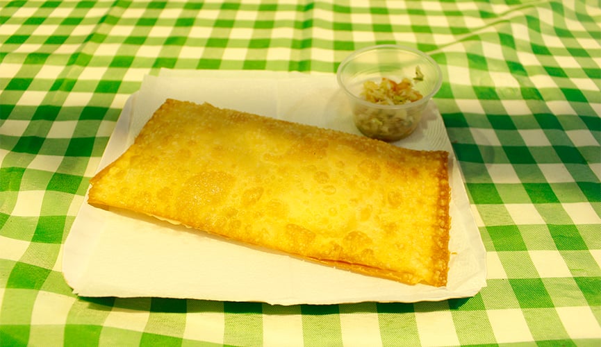 Pastel com pote de vinagrete ao lado