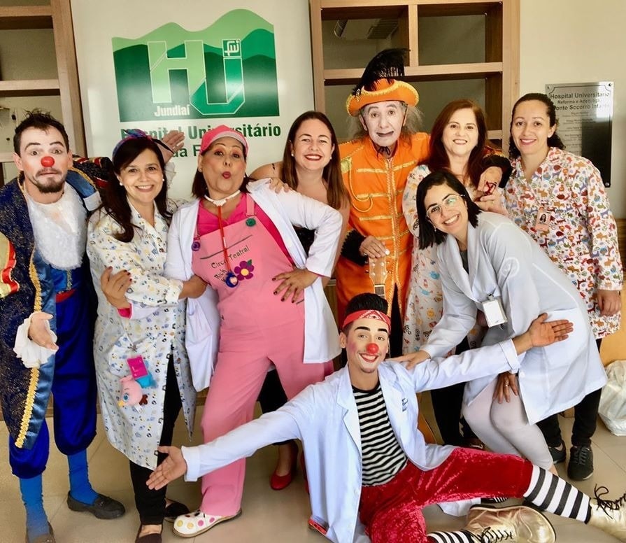 Palhaços abraçados com equipe médica e profissionais do hospital na recepção do Hu