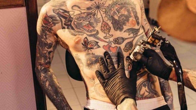 Tatuagem sendo feita.