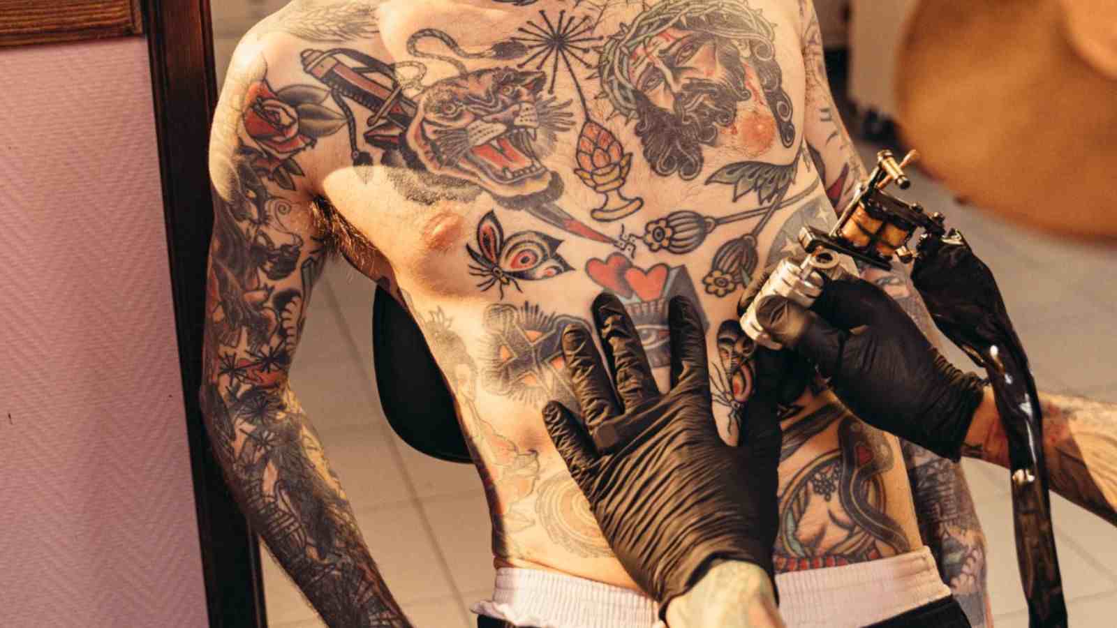 Tatuagem sendo feita.