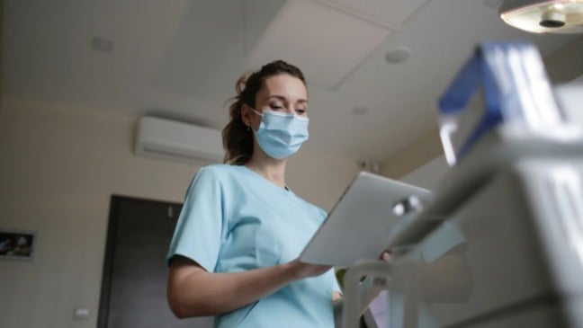 Técnica de enfermagem em sala.