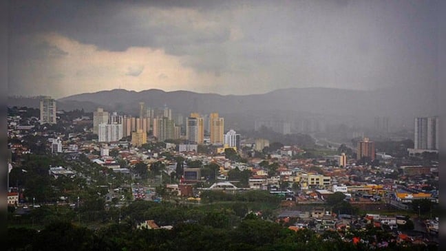 nuvens carregadas e escuras sobre o céu de Jundiaí