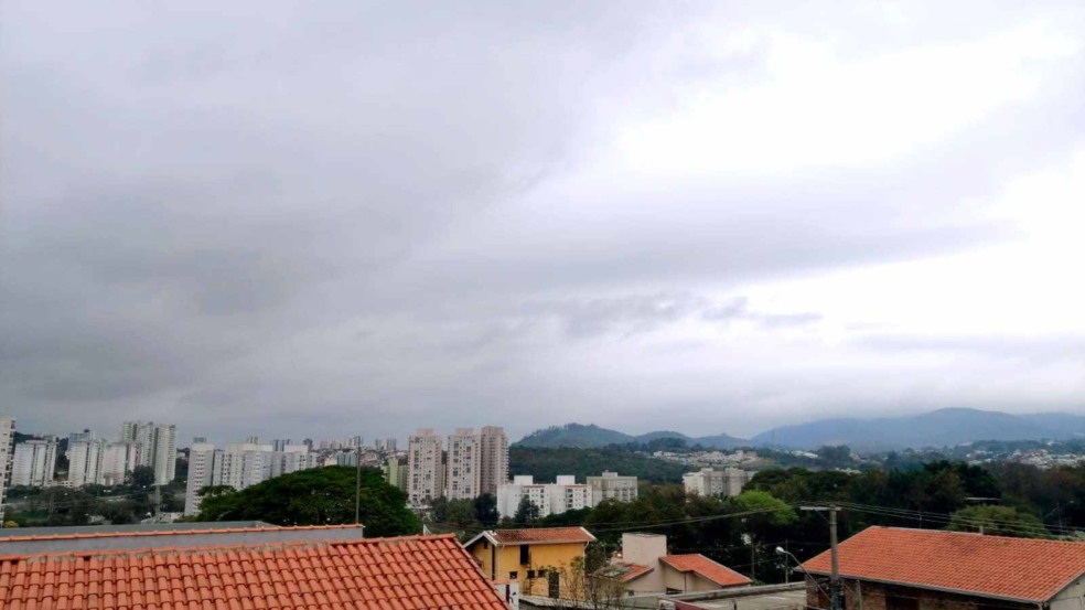 Tempo chuvoso sobre Jundiaí, com céu nublado, edifícios ao fundo e ar melhorado devido à chuva – Qualidade do Ar em foco. Tempo chuvoso sobre Jundiaí, com céu nublado, edifícios ao fundo e ar melhorado devido à chuva – Qualidade do Ar em foco.