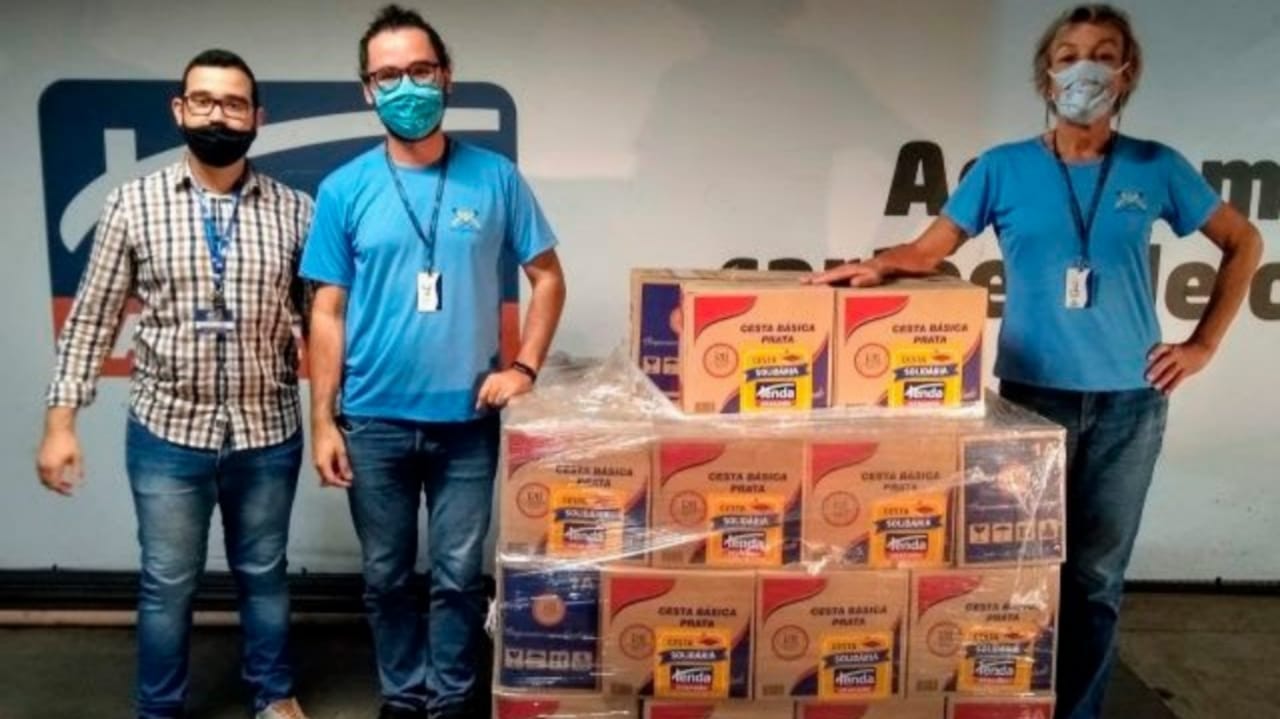 Tenda Atacado faz doação de cestas básicas em Jundiai