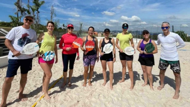 Alunos das aulas de Tênis de Praia