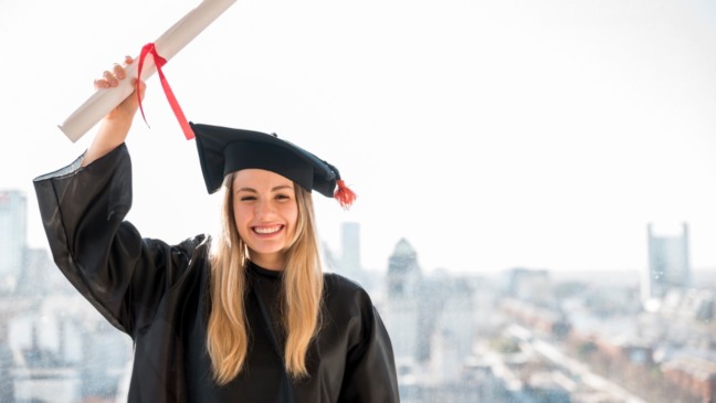 Menina em graduação com diploma