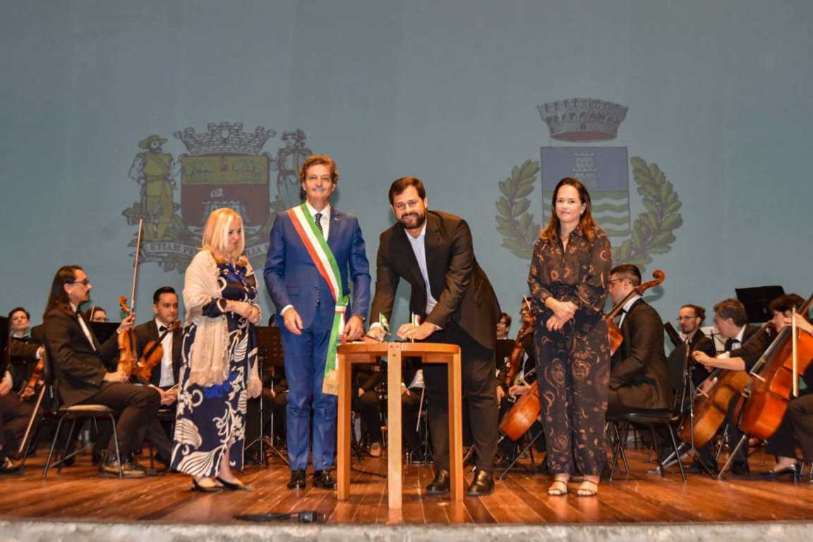 Luiz Fernando Machado assinou o termo de compromisso para que Jundiaí seja cidade-irmã de Prata di Pordenone (Foto: Prefeitura de Jundiaí)