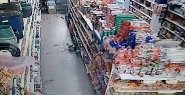 Registro de terremoto por câmera de segurança na Bahia
