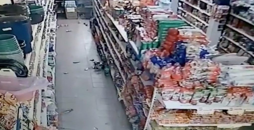 Registro de terremoto por câmera de segurança na Bahia