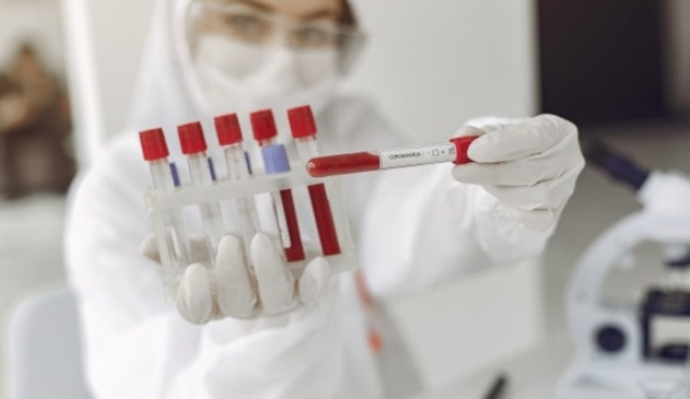 Profissional segurando exames em laboratório