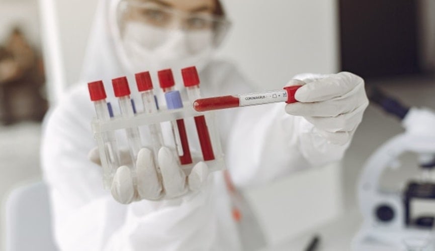 Profissional segurando exames em laboratório