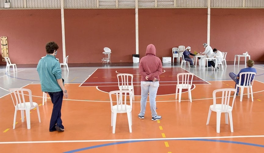 Fila para realização de teste