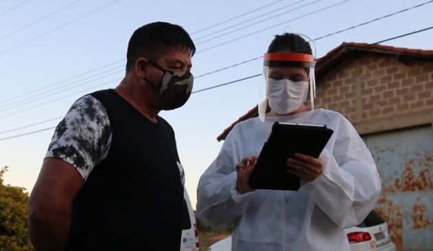 Foto de homem sendo entrevistado