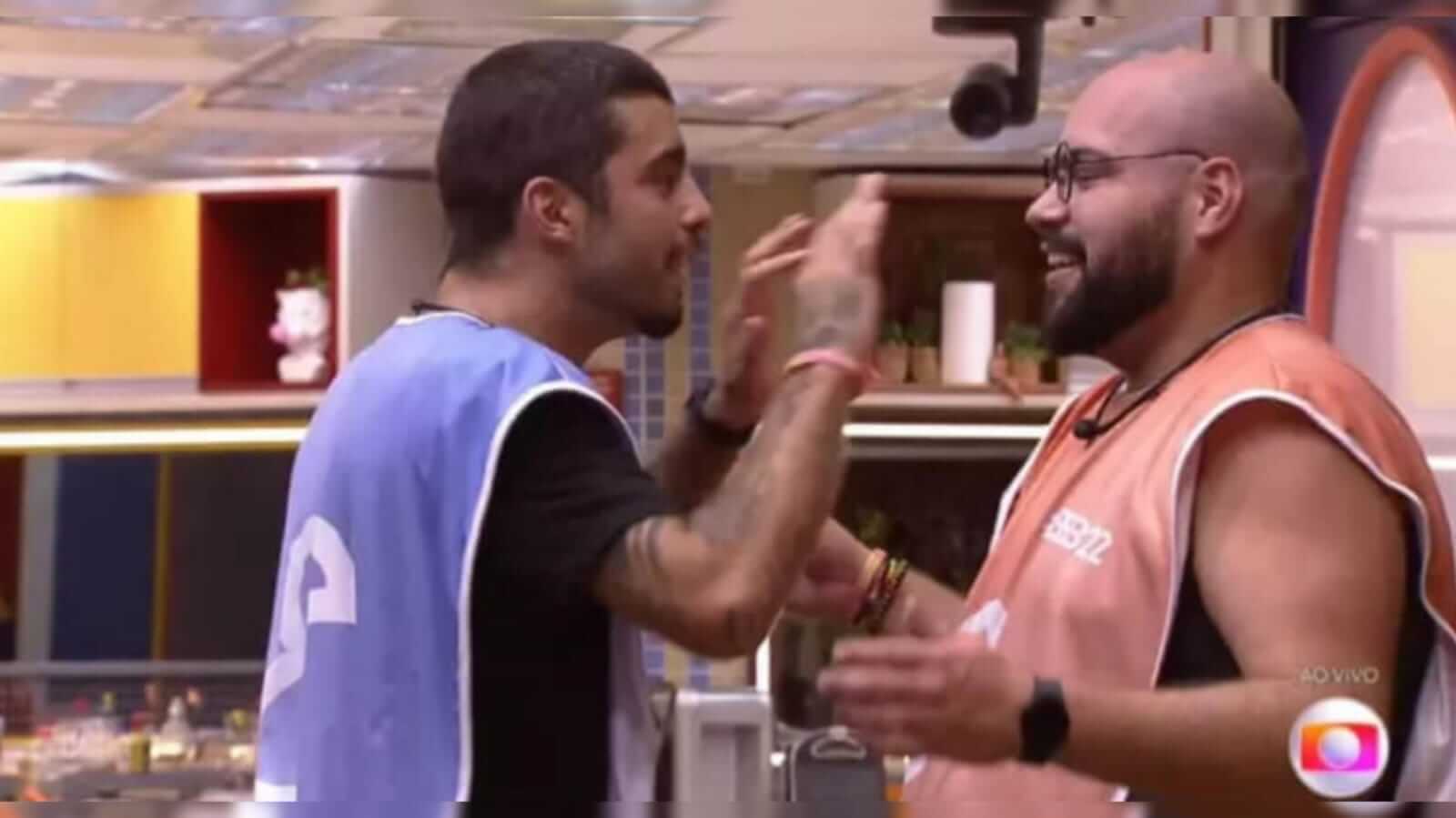 Pedro Scooby do lado esquerdo e Tiago abravanel do lado direito comemorando a vitória na prova do líder