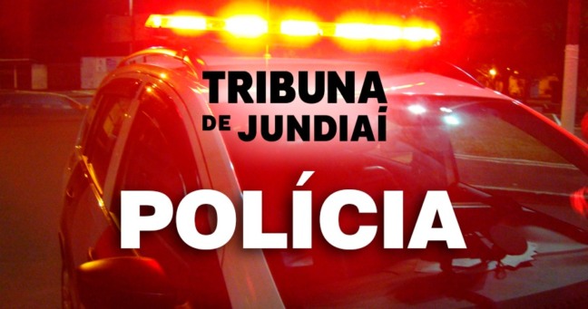 Carro de polícia com logo do Tribuna de Jundiaí e a palavra "polícia" na frente.