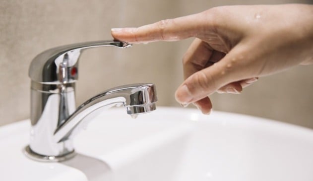 Foto de torneira sendo aberta