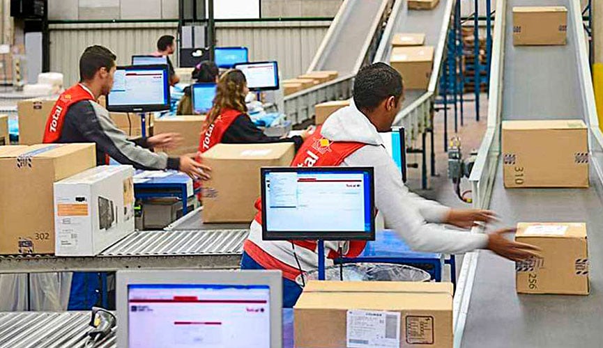 Funcionários em área logística