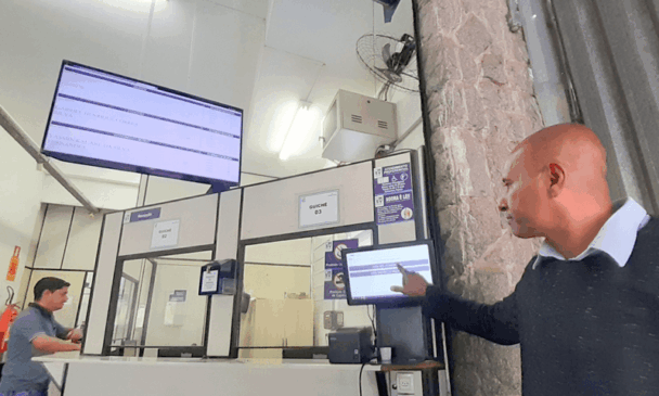 Painéis eletrônicos na unidade da UPA