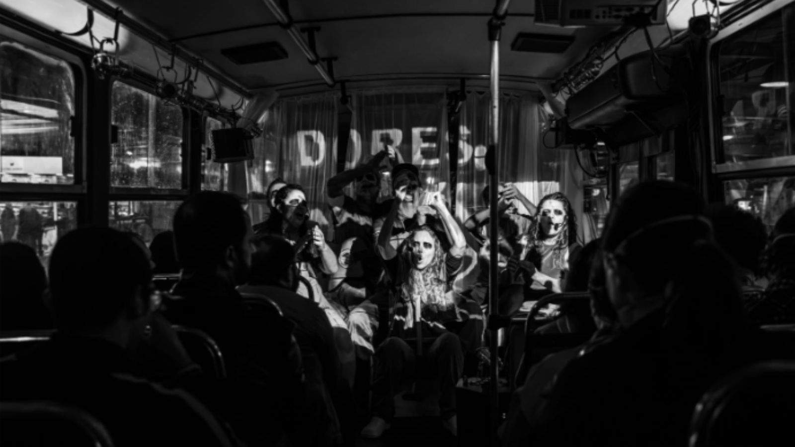 Peça de teatro dentro de ônibus.