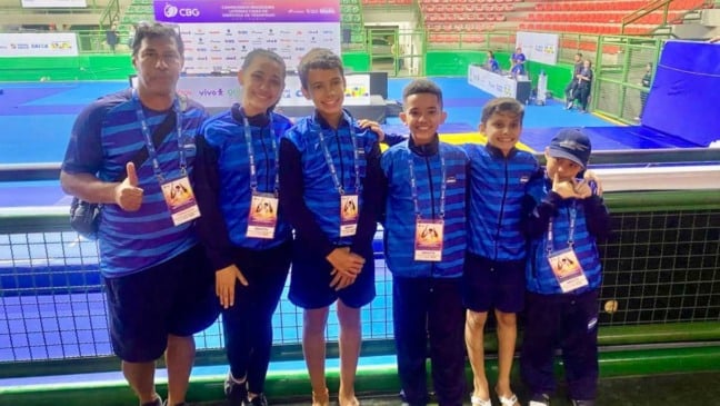 Atletas mirim em companhia do técnico do Time Jundiaí.