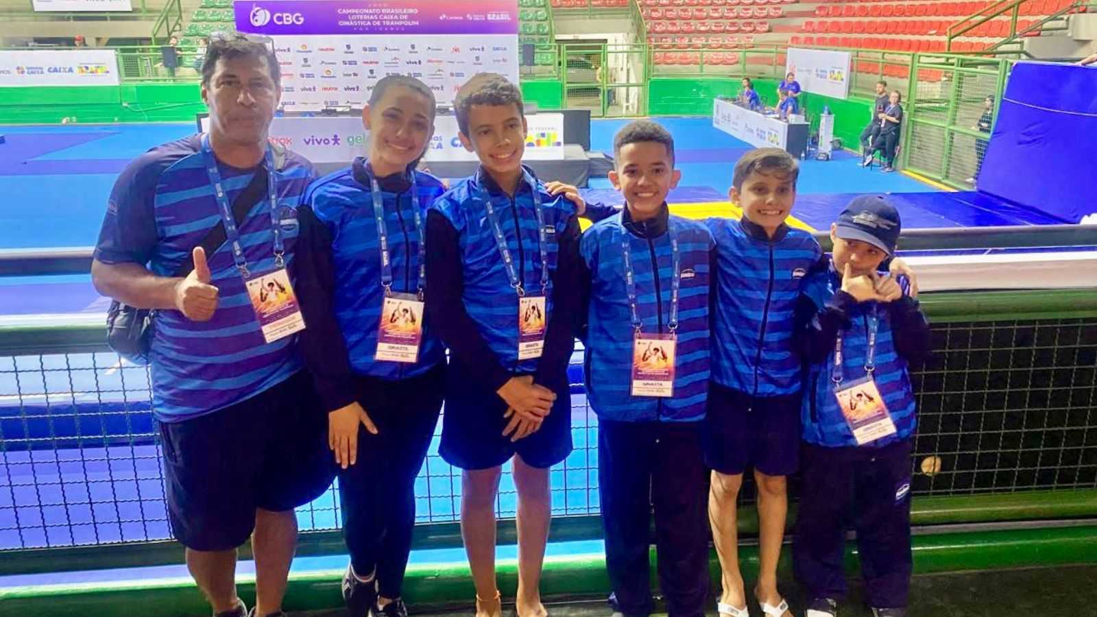 Atletas mirim em companhia do técnico do Time Jundiaí.