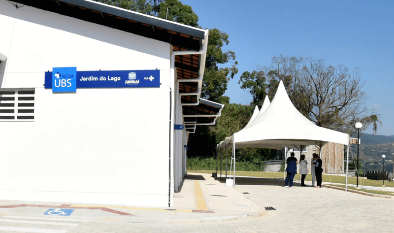 Prédio da UBS ao lado de tenda, que funciona como Unidade Sentinela