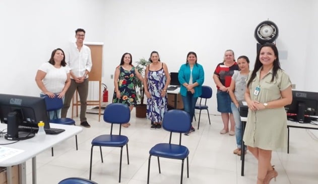 Foto de pessoas em cadeira