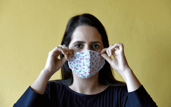 Mulher usa máscara de tecido
