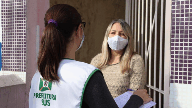 Equipe uniformizada faz recadastramento SUS em Campo Limpo Paulista