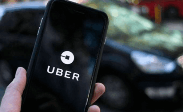 Pessoa abre aplicativo do UBER no celular