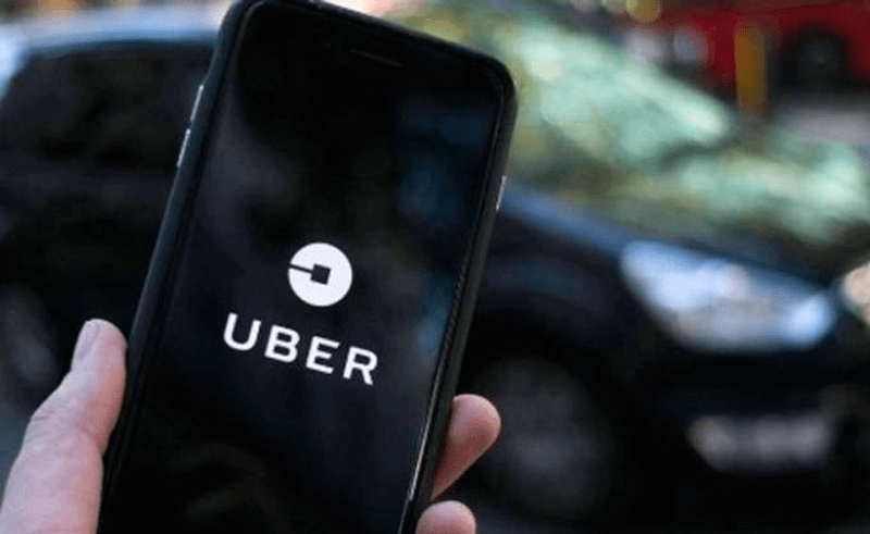 Pessoa abre aplicativo do UBER no celular
