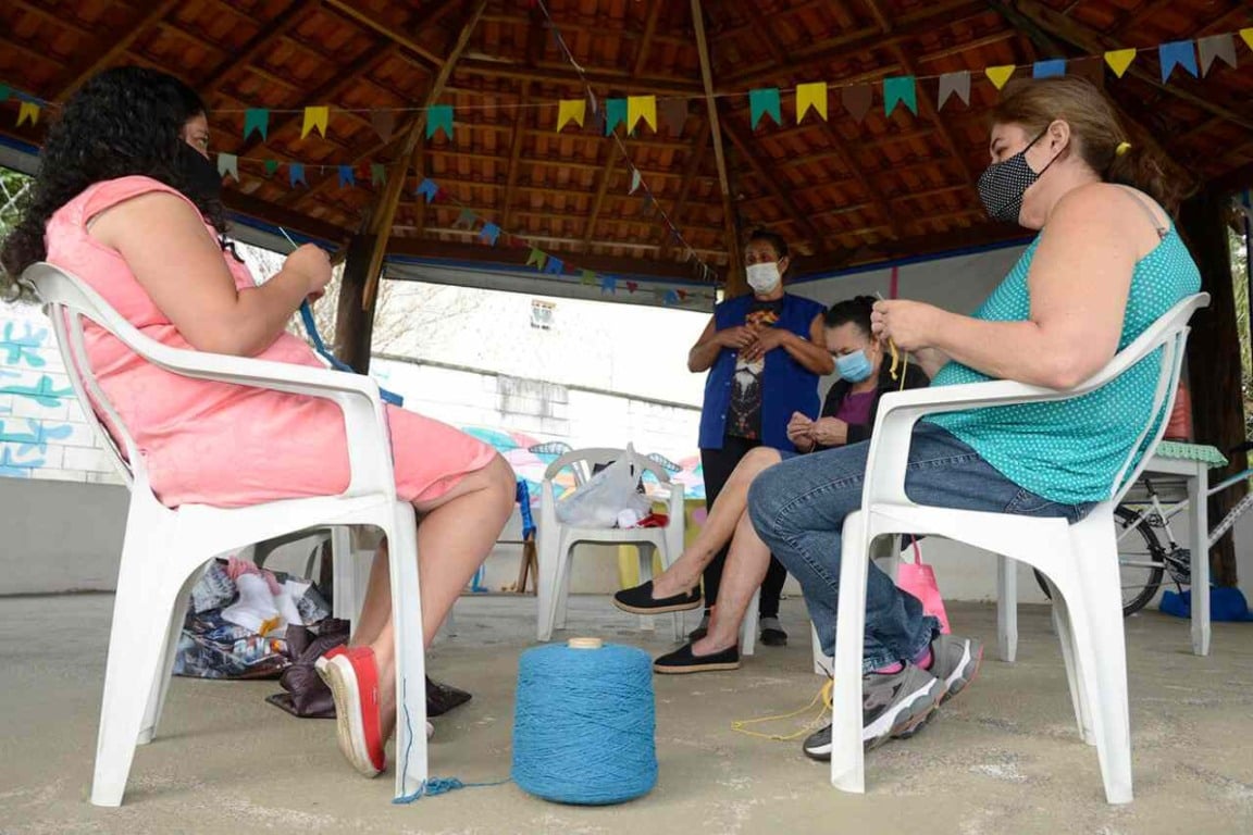 Linhas e agulhas fazem parte das atividades do grupo de artesanato oferecido na Nova UBS Maringá