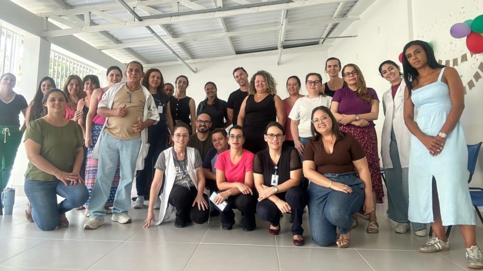 Pessoas e profissionais da saúde posando em foto.