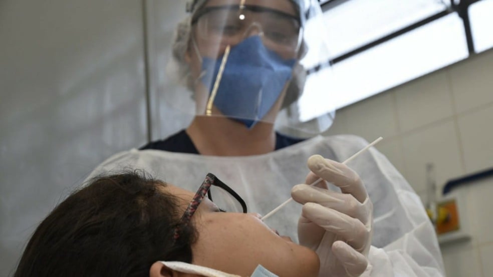Profissional realizando teste de Covid-19