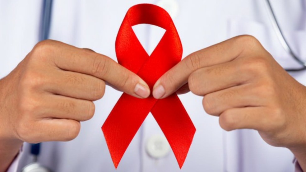 Médico com faixa de Dezembro Vermelho, campanha de conscientização e prevenção do HIV