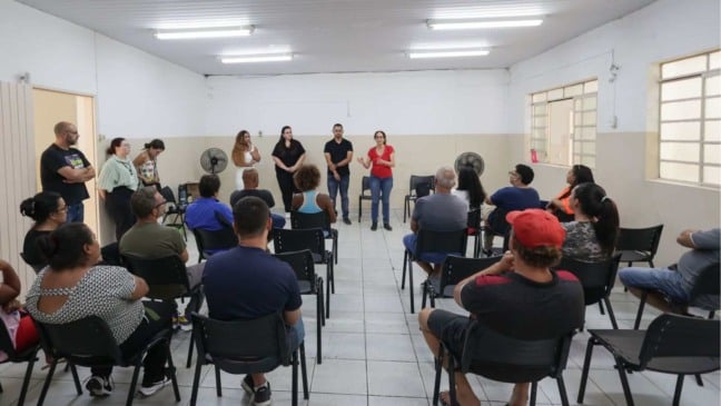 Reunião de pessoas em escola.