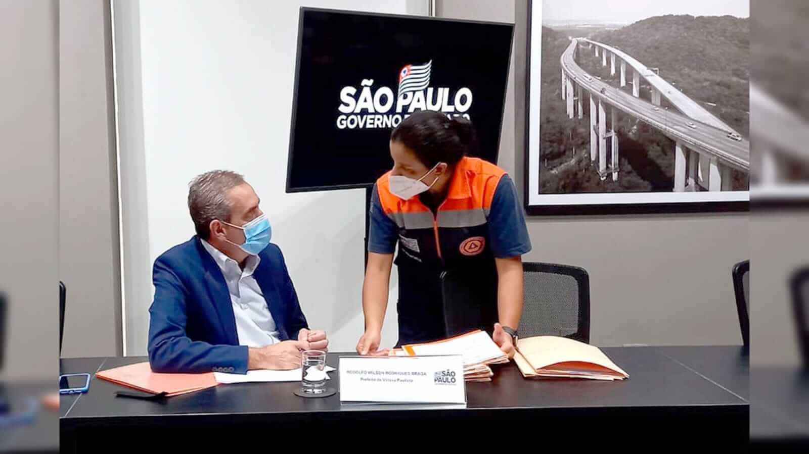 Um homem e uma mulher em uma sala de reunião