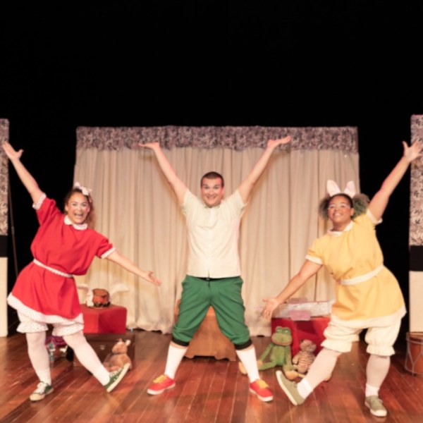 um_quarto_de_historias-Cia-Giro-no-Biombo-compressed